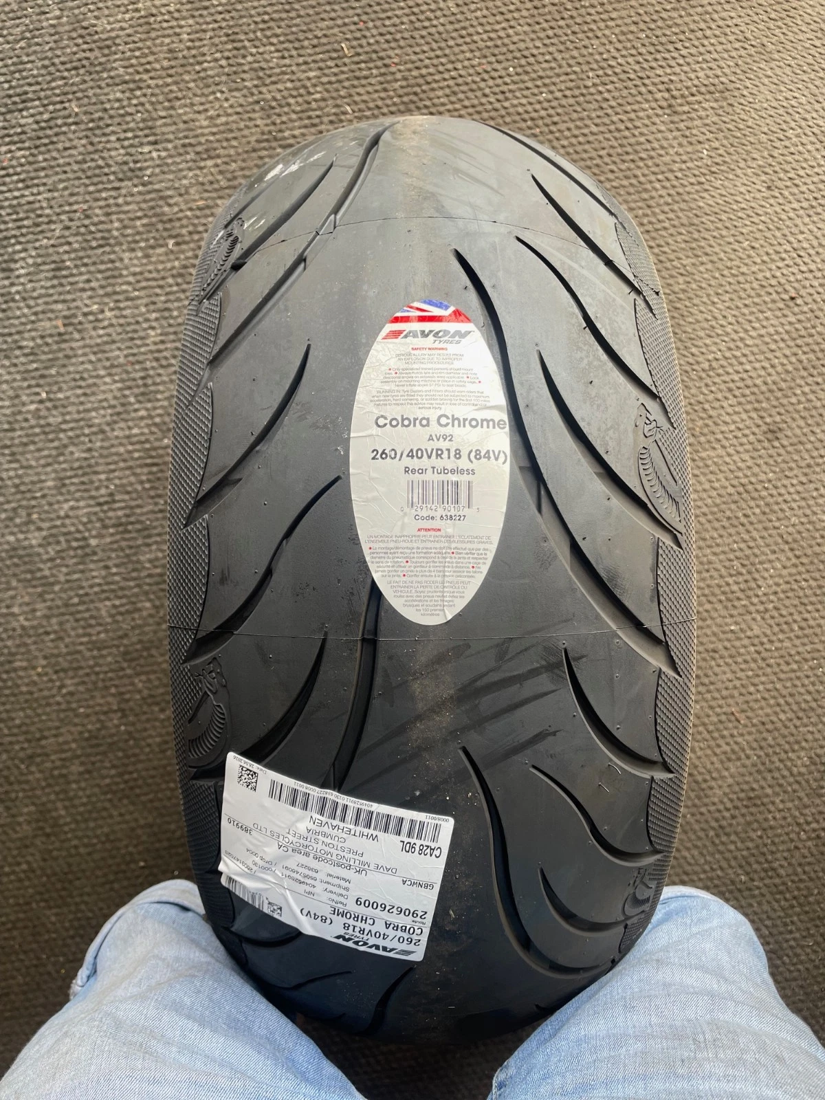 260/40-R18 84V AV92 Rear Tyre Avon Cobra dot code 4023 - Image 2