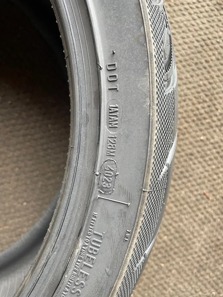 260/40-R18 84V AV92 Rear Tyre Avon Cobra dot code 4023 - Image 4